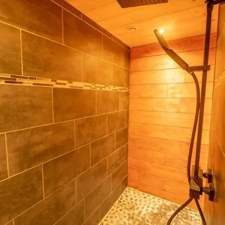 Chal'heureux, Divin Chalet Neuf 10 P, Jacuzzi جوراردُميه